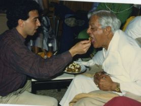 Gururaj Ananda Yogi fed by Raman Leonato in Cyprus